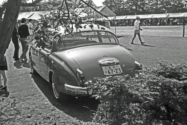 62-1d (114-28) 1962-69 Daimler 2.5Litre V8 250 Saloon.jpg